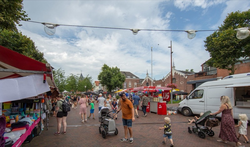 Bezoekers op de markt in het centrum van Geldermalsen