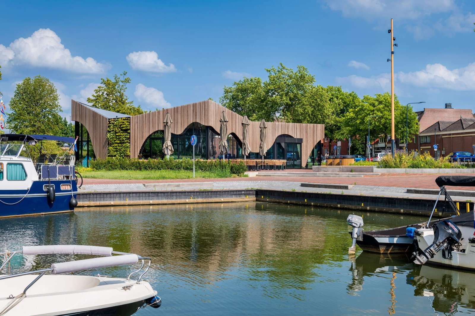 De jachthaven aan de Linge bij het centrum van Geldermalsen