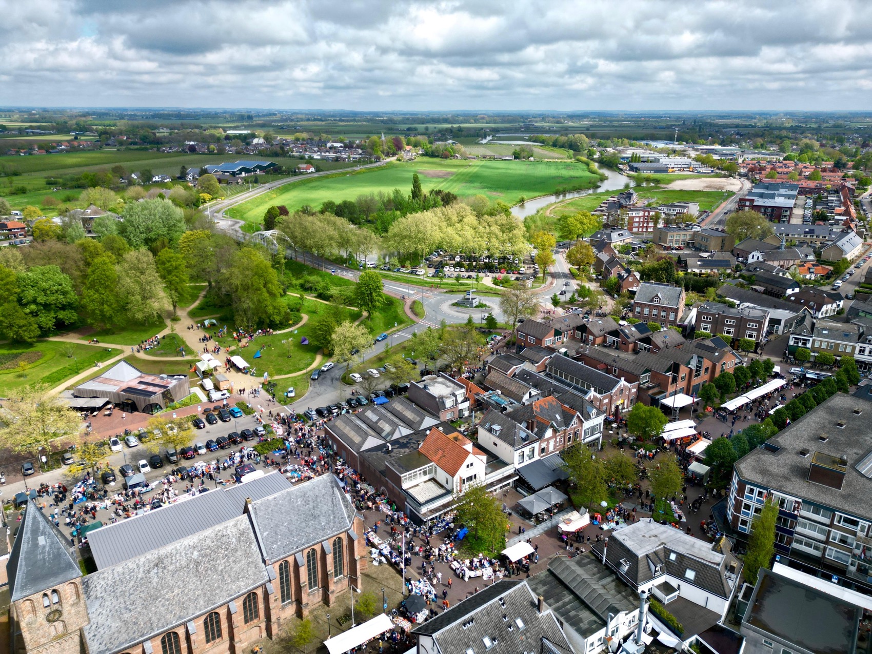 Luchtfoto van het bruisende centrum van Geldermalsen met de kerk en de markt