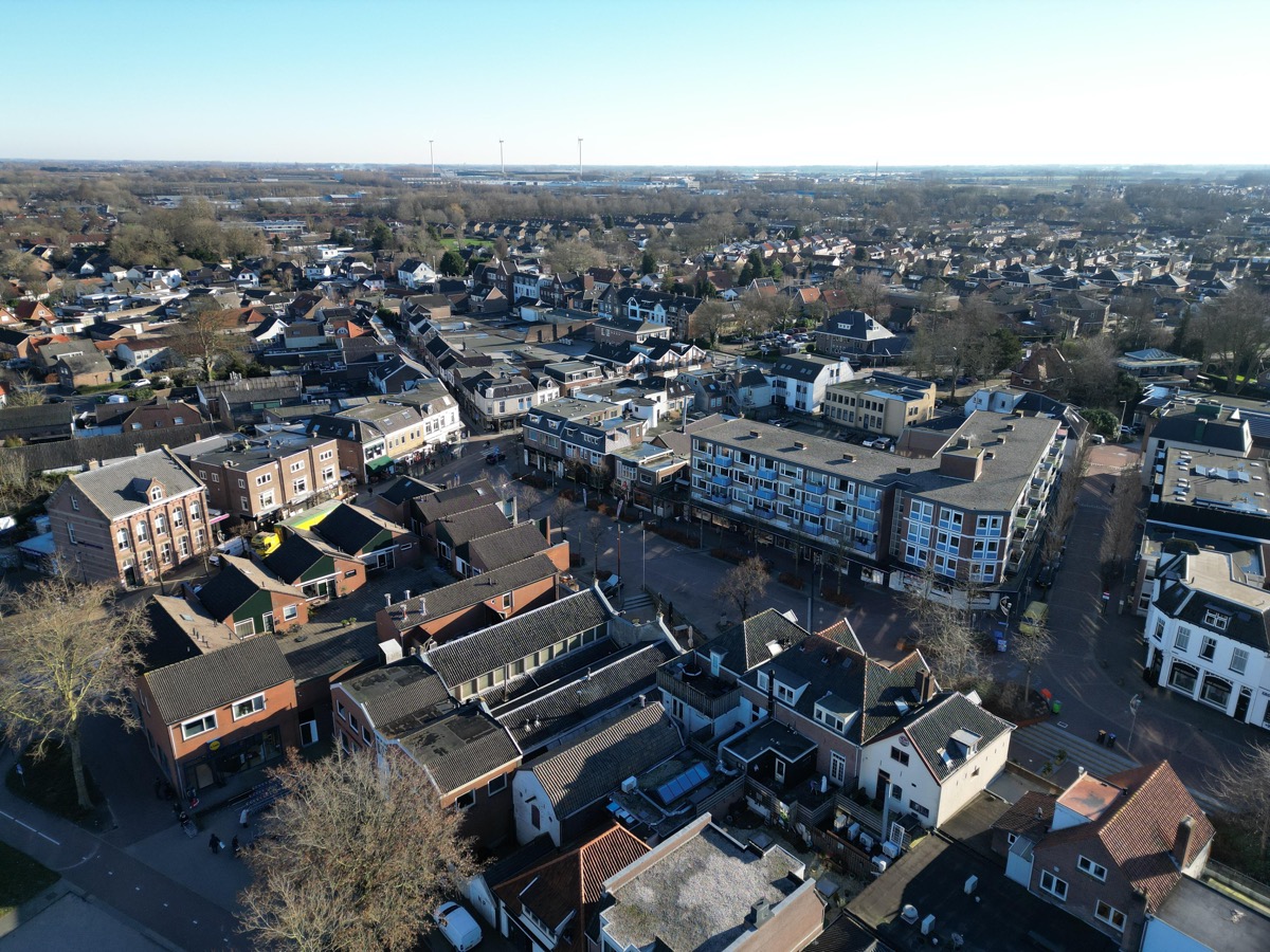 Luchtfoto van het centrum en de markt van Geldermalsen